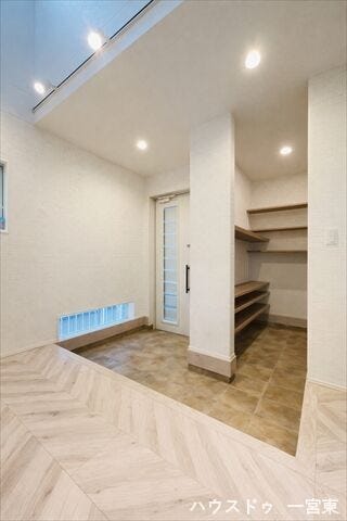 行きも帰りも、家族をやさしく送り出し、出迎える玄関です。毎日の暮らしをあたたかくしっかり見守ってくれます。