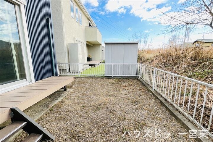 草花や家庭菜園を楽しめる、ガーデニングにぴったりなお庭です。休日に土いじりを楽しむ時間も増えそうですね。