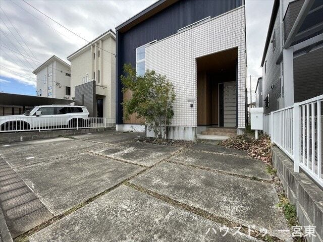 並列で3台の駐車ができるので、親戚やお友達が遊びに来ても大丈夫。広くて停めやすい駐車スペースです。