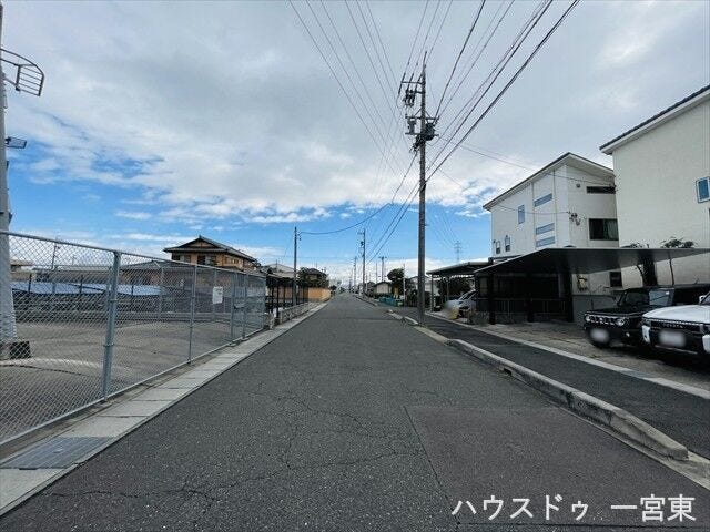 ≪北側東向き 幅約8.8m≫
幅員約7m以上の前面道路です。車の出し入れもしやすく、また配達などの車が停まっていても通行出来る道幅となっています。