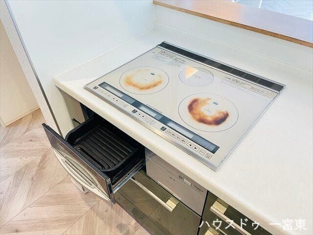 IHクッキングヒーターを採用しており、火を使わないため安全性が高く、日々の調理も快適に行えます。フラットな天板で掃除もしやすい仕様です。