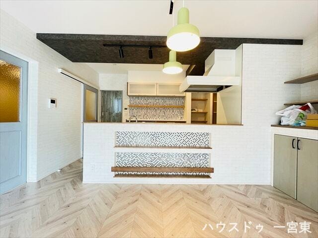 ≪キッチン前≫
食器や、普段使いではない家電、食品のストックなど多くの物を収納しておけそうですね♪