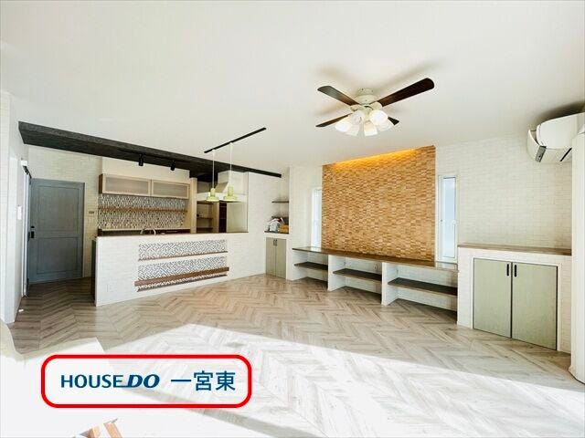 【リビング】
リビングスペースが約21.1帖あり、カウンター式のキッチンがありますので、お子様がいらっしゃるご家庭でも安心の使いやすい間取りです。