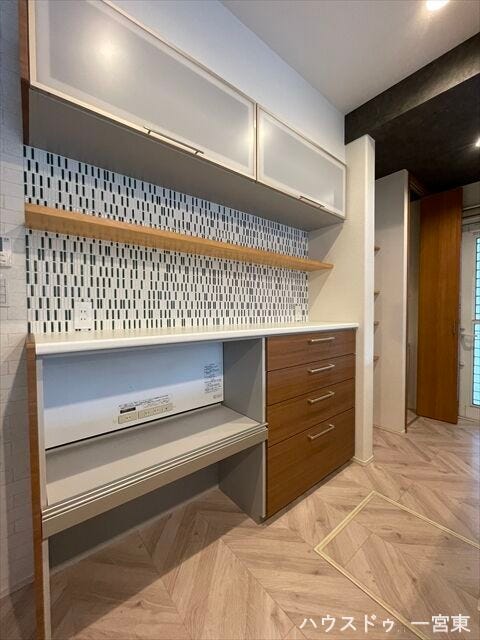 ≪キッチンボード≫
キッチンボード収納付きで、食器や家電もすっきり整理でき、調理スペースを広く使えます。