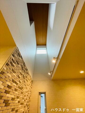 ≪吹抜け≫
開放的な吹き抜けと窓の多いデザイン。やわらかな陽光が隅々まで届き明るい室内となっています。