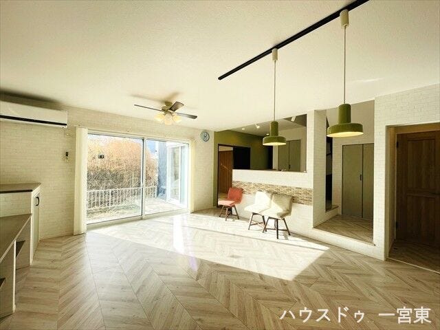 日当たりのよい温かい雰囲気の広々LDKスペースです。ご家族との団欒をこちらでゆったりとお過ごしください。