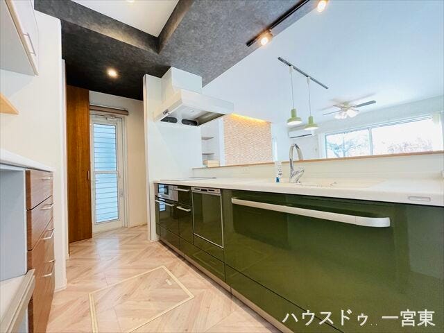 キッチンからリビングの様子が良く分かるので、お子様から目を離すことなく安心して料理することができます。