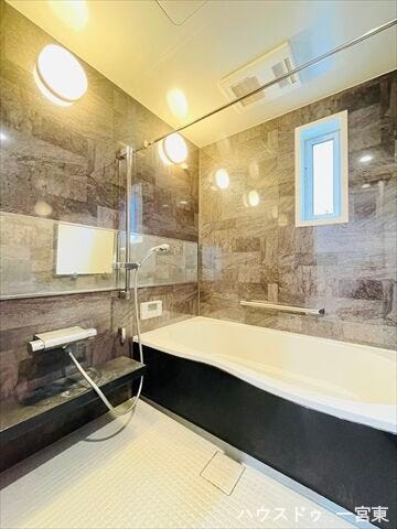 ワイドな鏡もついておりますので使いやすく、のんびり広々お風呂で1日の疲れもしっかりとれる入浴タイムが実現できます♪