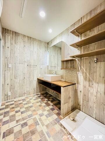 収納もしっかりついていますので、洗剤やシャンプーなどのストックもできます。大きな鏡で朝の身支度も楽々♪