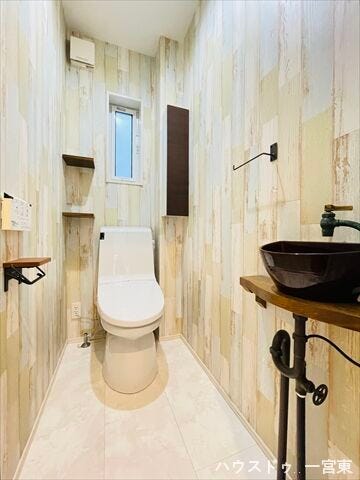 ≪1階≫
災害時でも安心のタンク付きトイレを採用しました。1階と2階の2か所にトイレを設けています。