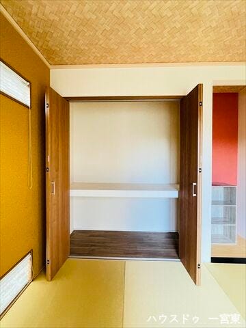 ≪1階4.5帖和室≫
布団や座布団を収納したり、下段はお子様のおもちゃ置き場としても重宝しますね♪