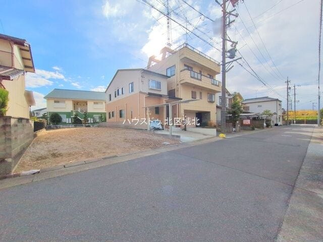 幅員約6.5mの側前面道路です。車が余裕を持ってすれ違うことが出来る道幅です。車の出し入れも余裕を持って行うことが出来ます。