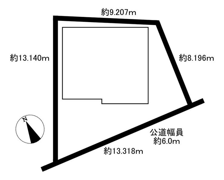 南側道路に面し日当たり良好。幅員約6.0mの公道に約13.3m接しており、車の出し入れもスムーズです。開放感ある立地で並列駐車も十分可能。理想の住まいを叶える、好条件の揃った魅力的な土地です。