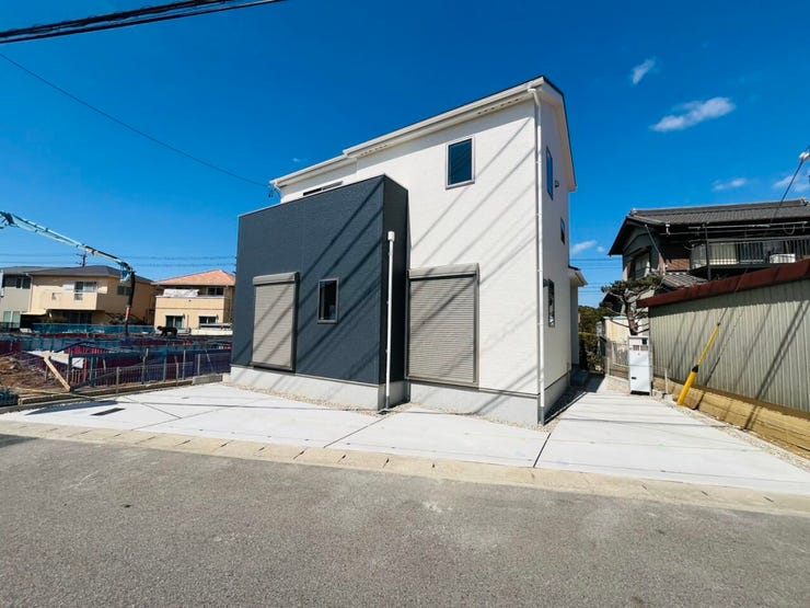 陽当たり良好の南向き立地! 幅員6mの公道に面し、並列駐車も余裕を持って行えます。