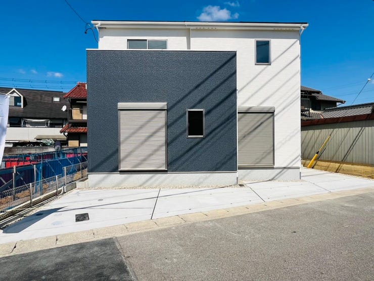 陽当たり良好の南向き立地! 幅員6mの公道に面し、並列駐車も余裕を持って行えます。