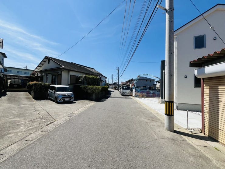 陽当たり良好の南向き立地! 幅員6mの公道に面し、並列駐車も余裕を持って行えます。