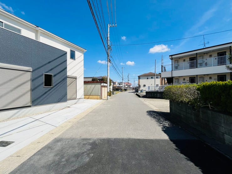 陽当たり良好の南向き立地! 幅員6mの公道に面し、並列駐車も余裕を持って行えます。