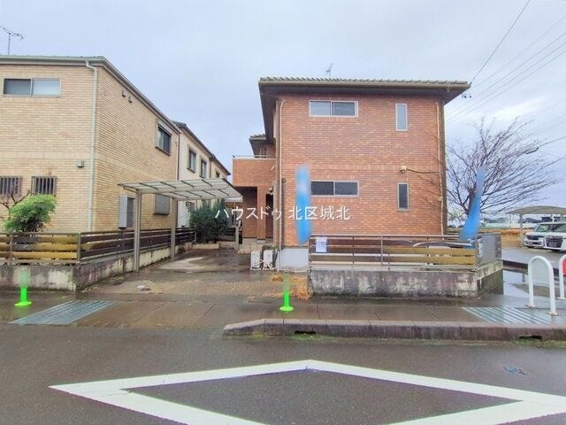 【外観】
2007年築の木造2階建て、間取りは4LDKです◎
西春小学校まで徒歩約4分、西春中学校まで徒歩約7分とお子さまの通学も安心ですね。