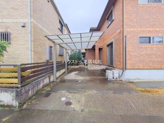 カーポート付きで、雨や日差しを防いで保管できますね。車種により3台駐車可能です。