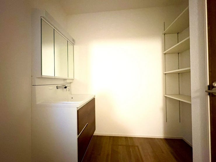 白を基調とした清潔感あふれる洗面空間