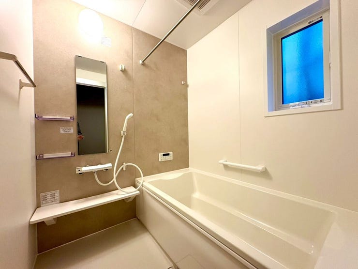 足を伸ばしてくつろげる浴室は、家族みんなのリラックスタイムに最適です