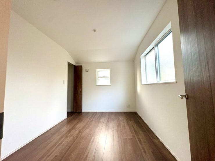 寝室としてもお使いいただける十分な広さの洋室です。