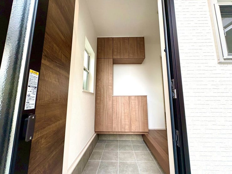 家族みんなが使いやすい、ゆとりと明るさのある玄関です。