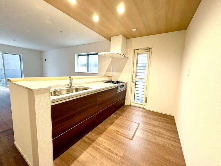 キッチンは家具を置いてもゆとりのある動線もしっかり確保