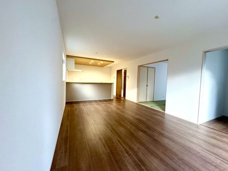 高級感と開放感のあるリビング。窓から光が差し込み明るいリビング空間です