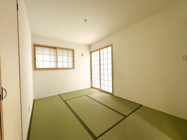 リビングと調和した落ち着きのある畳スペースです