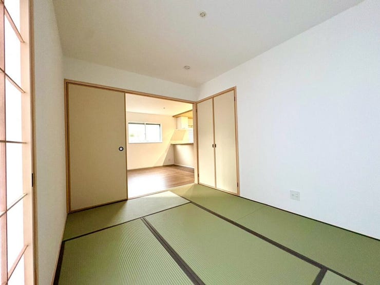 畳の香りが心を癒す、家族がゆったりくつろげる場所です。