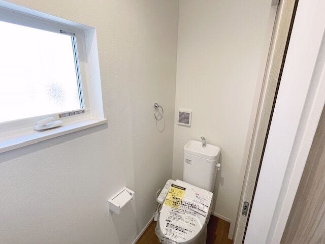 1階には、ウォシュレットを標準装備し、くるっと洗浄、セフィオンテクト、ふち無し便器を採用しお手入れし易い環境をご提供しています。