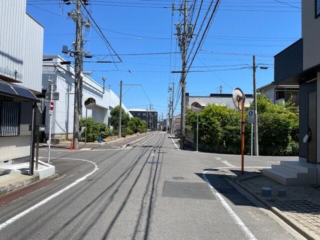 北西側公道 約5.5mです。