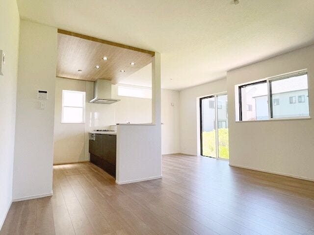 LOW-Eペアガラスで夏も涼しく快適な部屋に。室内側ガラスのLOW-E金属膜コーティングにより太陽の熱線を約60%カット!西日対策や紫外線による室内の色あせ防止にも効果的!