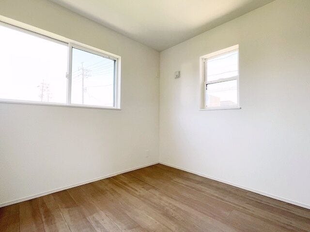 2面採光の洋室はお子様のお部屋にも最適です!窓が2つあると風通しもよさそうですね。