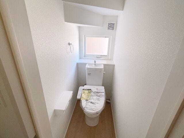 1階には、ウォシュレットを標準装備し、くるっと洗浄、セフィオンテクト、ふち無し便器を採用しお手入れし易い環境をご提供しています。