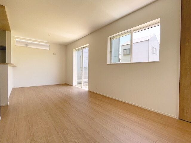 LOW-Eペアガラスで夏も涼しく快適な部屋に。室内側ガラスのLOW-E金属膜コーティングにより太陽の熱線を約60%カット!西日対策や紫外線による室内の色あせ防止にも効果的!