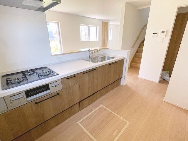 調理動線を考慮したシステムキッチンで、快適にお料理ができます!お洒落な対面式カウンターキッチン。床下収納もあります。
