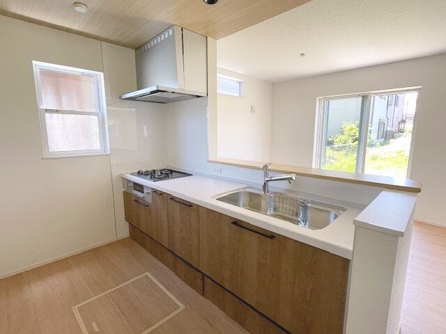 ガスコンロ3口です。一度にたくさんのメニューが作れます!シンクにはシャワーヘッドが着いていて大きい鍋やシンク掃除もらくらく♪家事もはかどりそうです。