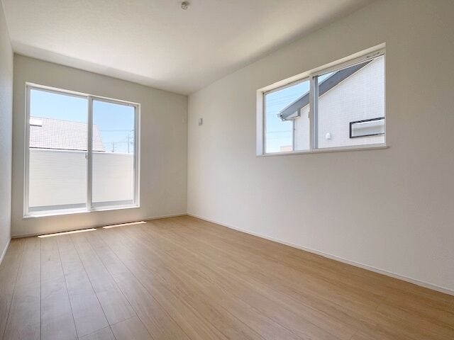 2面採光の洋室はお子様のお部屋にも最適です!窓が2つあると風通しもよさそうですね。