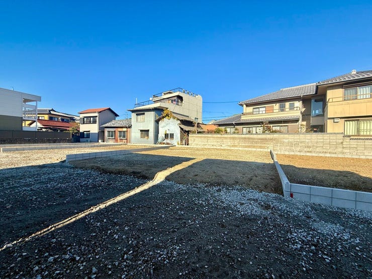 ◇外観写真◇
2号棟は、ゆとりの間取り4LDKです♪全居室収納付き(WIC含む)です♪南向きのバルコニーがあります、お洗濯ものもよく乾きそうです♪駐車場はうれしい3台分です(車種による)♪