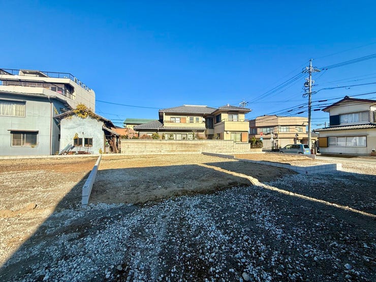 ◇外観写真◇
センス良く配された開放的な『窓』はこの家に命を吹き込みます。柔らかな陽光は暮らしをより豊かなものにし、この家に住む喜びを与えてくれます。拘りを持って光の演出を造り出しました。