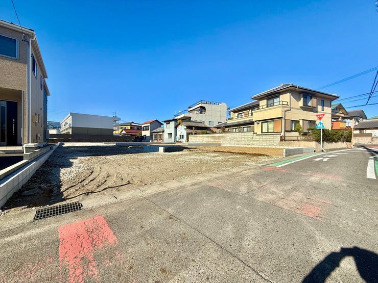 ◇前面道路◇
駅や線路が近すぎることもないので電車の騒音や踏切の音なども気にすることなく生活していただけます。最寄り駅までは少し距離がありますが、ウォーキング効果が期待できそうです。