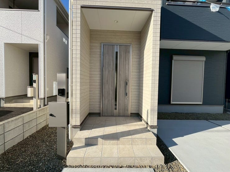 玄関 ポストも横に完備♪