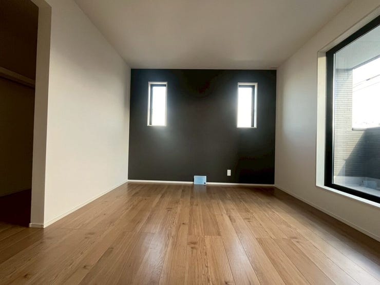 2階 洋室② アクセントの壁紙がおしゃれ