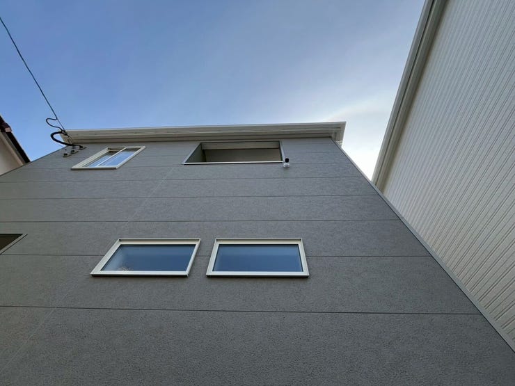 見えにくいですが、防犯カメラが標準搭載されています♪