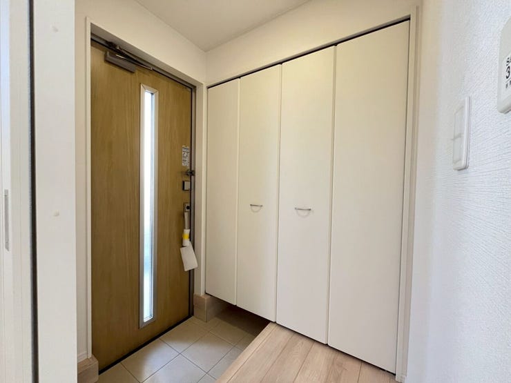 玄関収納を閉じるとこんな感じ