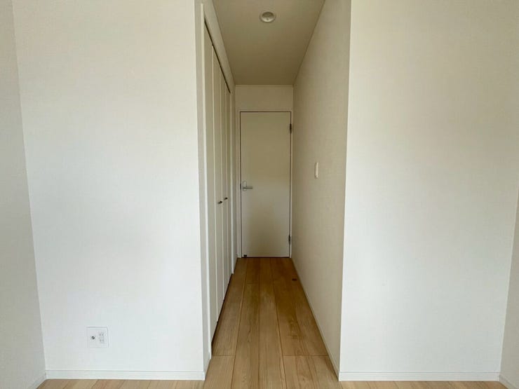 2階 洋室③収納
ドアを開けてすぐに収納あり♪