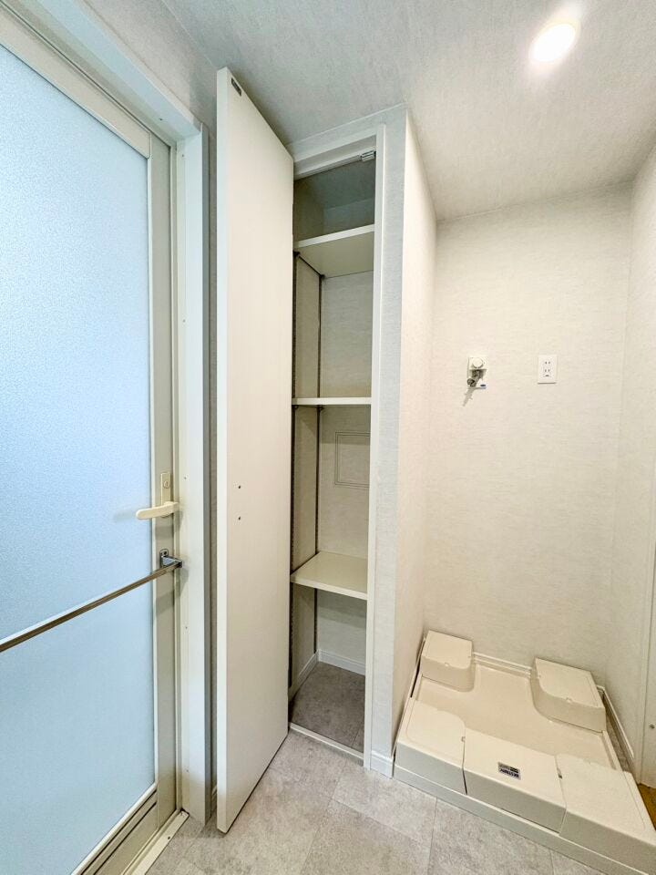 収納スペースもあり、家事動線もスムーズです。タオルや衣類、洗濯用洗剤などの収納場所に使えます。