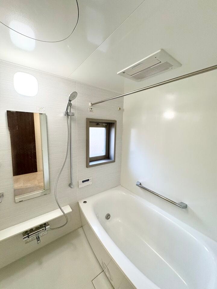 浴室乾燥付きのため、天気の悪い日や花粉の季節も心配ありません。浴室には窓がついているので、熱気がこもりがちな浴室も換気ができるのでお掃除も楽になります。